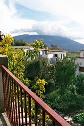 Vista en el jardin y valle - View on the garden and valley