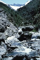 Las aguas del deshielo de la alta montaña